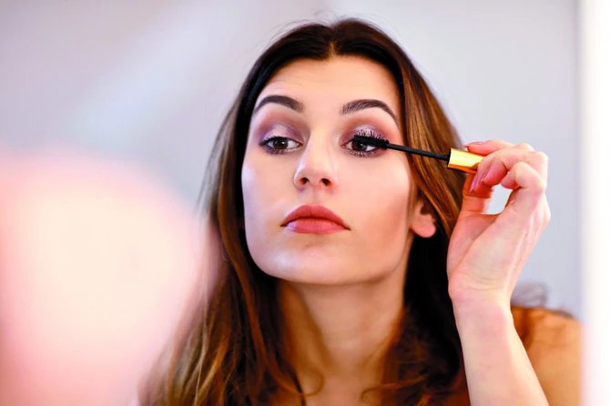 Braon maskara ne naglašava bore