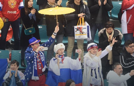 Radost ruskih navijača posle olimpijske titule u hokeju