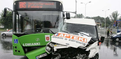 Wjechał w autobus. Foto