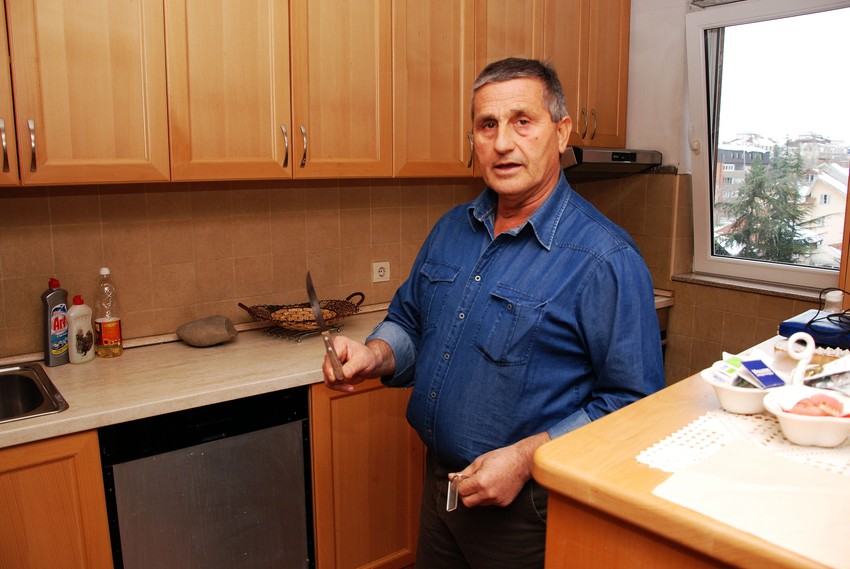 Koča Nešković pokazuje nož kojim je unuk ubadao babu u kuhinji