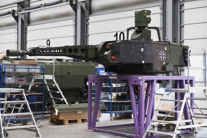 Działo wozu bojowego Puma na linii produkcyjnej podczas wizyty kanclerza Niemiec i ministra obrony w przyszłej fabryce Rheinmetall. Uberluess, 12 lutego 2024 r.