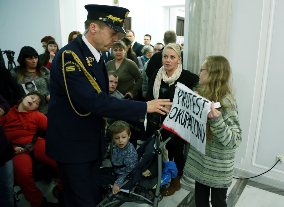 WARSZAWA SEJM NIEPEŁNOSPRAWNE DZIECI PROTEST OPIEKUNÓW (opiekunowie niepełnosprawnych w Sejmie)