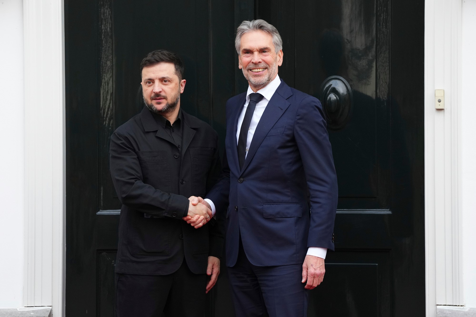 Ukrajinský prezident Volodymyr Zelenskyj počas tlačovej konferencie s holandským premiérom Dickom Schoofom.