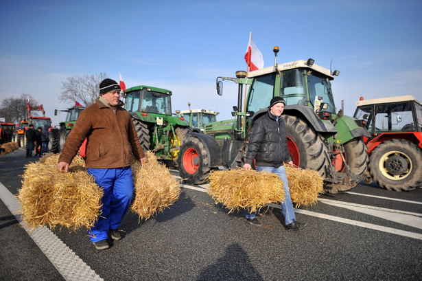 Akcja protestacyjna OPZZ rolników na drodze krajowej 2 pomiędzy Siedlcami a Międzyrzecem Podlaskim, 2 bm. rozpoczęła ogólnokrajowe protesty rolniczego OPZZ.