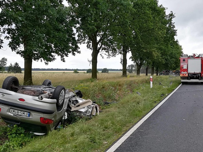 Makabryczny wypadek. Czołowe zderzenie osobówki z ciężarówką