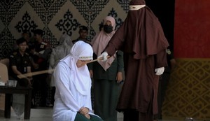 Bičevanje žene u Indoneziji