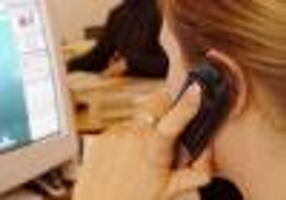 Do niedawna telefonia VoIP wykorzystywana była głównie do wykonywania bezpłatnych połączeń komputer–komputer przez użytkowników indywidualnych. Jednak coraz więcej firm wdraża to rozwiązanie. VoIP pozwala nie tylko obniżyć koszty rozmów, ale także wprowadzić nowe usługi.