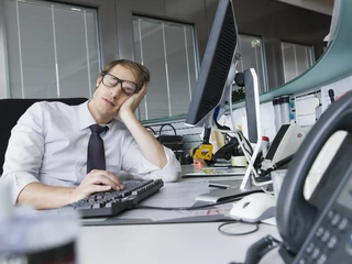 Chroniczne zmęczenie w pracy dotyka coraz większej liczby Polaków. Jak sobie z nim radzić?