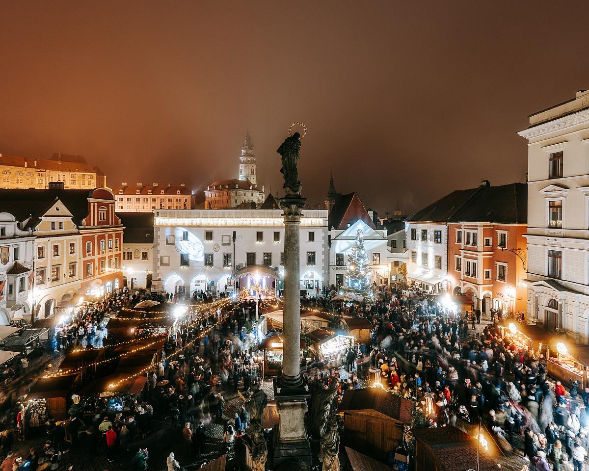 Vianočné trhy v Českém Krumlově prebúdzajú historické uličky k životu sviatočnými svetlami, vôňou tradičných pochúťok a čarovnou atmosférou.