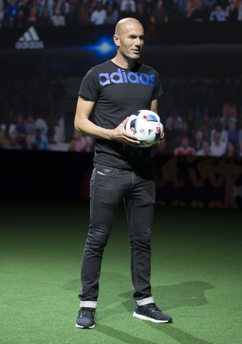 Oficjalna piłka mistrzostw Europy nazywa się 'Beau Jeu'