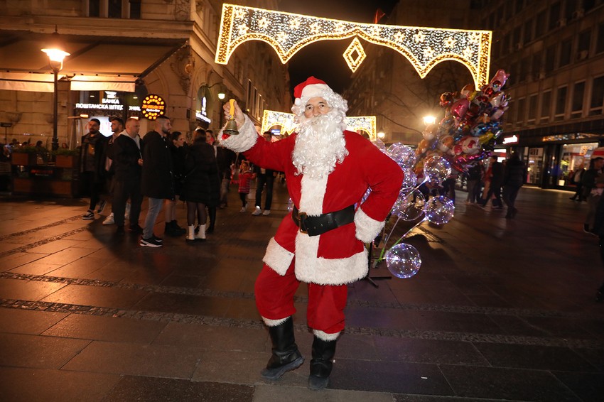 Deda Mraz uveseljava mališane