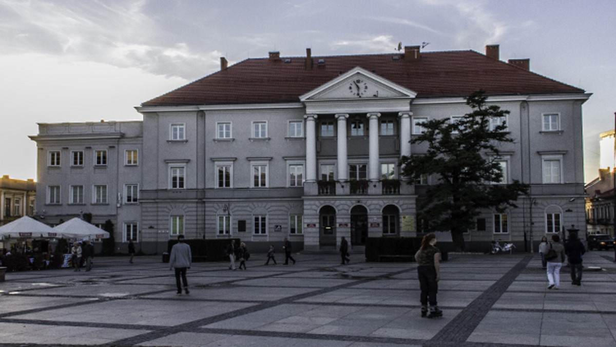 O potrzebie ściągnięcia do Kielc inwestorów, planach budowy lotniska w Obicach i funkcjonowaniu piłkarskiego klubu Korona Kielce - mówili podczas debaty kandydaci na prezydenta stolicy województwa świętokrzyskiego.