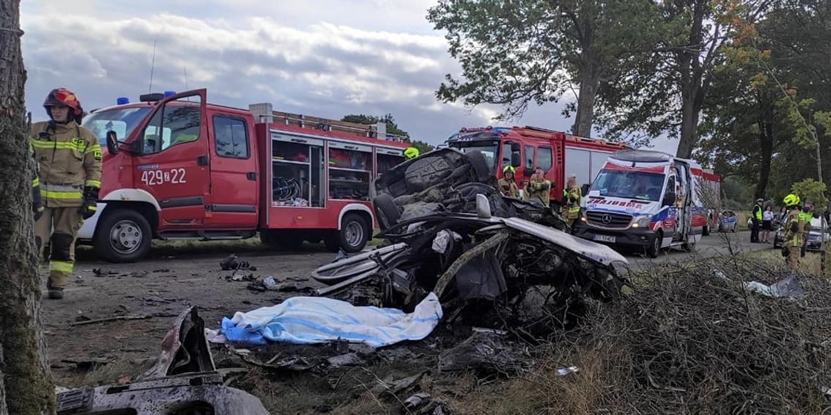 Horror pod Czaplinkiem. Auto przepołowione, a licznik w trawie. Przerażające, na jakiej prędkości się zatrzymał.