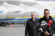 Mateusz Morawiecki i Jacek Sasin przy An-225