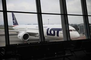 Koronawirus: pomoc publiczna dla LOT, straty linii lotniczych w 2020, zwolnienia