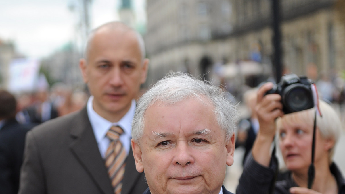 Jarosław Kaczyński odpowiedział na zarzuty Donalda Tuska, że się "wyzłośliwia". Prezes PiS we wtorek pytał, gdzie jest premier i dlaczego nie reaguje na wysoki kurs franka. - Ja oczywiście wiem, ze Donald Tusk jest, ale jednocześnie on głosi, że nie może nic zrobić. Premier opuszcza swój elektorat. Ja tutaj pozwolę sobie udzielić pewnej rady Tuskowi, cytując go: "Drogi panie Donaldzie", można wprowadzić takie rozwiązanie, jak wakacje roczne od kredytów, nikt na tym nie traci, a mimo wszystko ten kurs franka nie wpływa na sytuację rodziny - powiedział lider PiS.