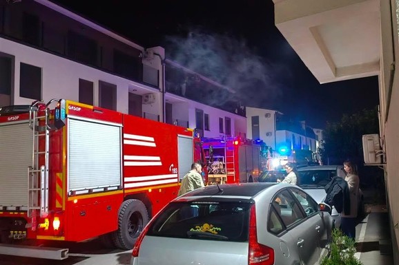(FOTO) EKSPLOZIJA U STANU NA NOVOM BEOGRADU Buknuo i požar, stanari istrčali iz zgrade, u toku borba vatrogasaca