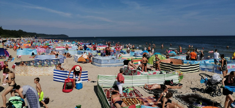 Tłumy nad morzem. "A czy to naprawdę takie dziwne o tej porze roku?"