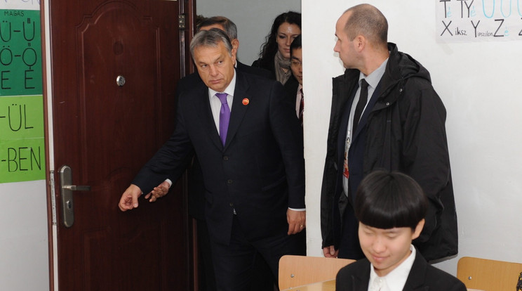 Orbán Viktor egy pekingi iskolában /Fotó: MTI