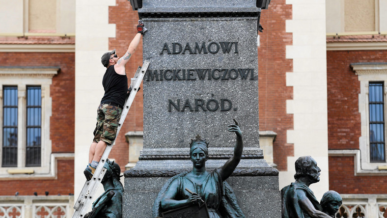 Kraków: błędna kropka na pomniku Mickiewicza zostanie usunięta
