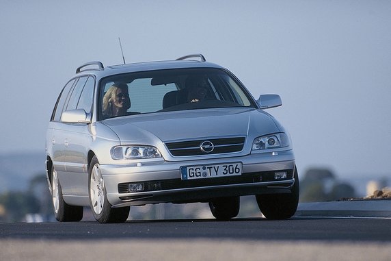 Opel Omega B2 Caravan - lata produkcji 1999-2003, cena około 10 000 zł