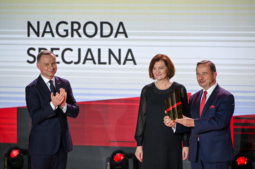 Rzeszów, 17 listopada 2022 r. Wojewoda podkarpacka Ewa Leniart i marsza³ek województwa podkarpackiego Władysław Ortyl odbierają nagrodę specjalną dla Podkarpacia podczas gali XX edycji Nagrody Gospodarczej Prezydenta RP z udziałem prezydenta Andrzeja Dudy