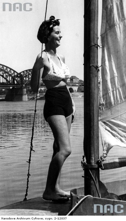 Kobieta na żaglówce, rok 1943.