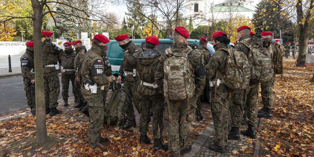 Żandarmeria na ulicach Warszawy. "Co szykujecie na kobiety?"