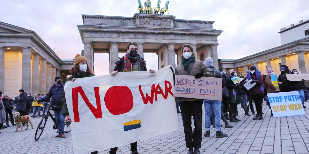 Protest przeciwko rosyjskiej inwazji na Ukrainę w Berlinie w Niemczech. 26 lutego 2022 r.