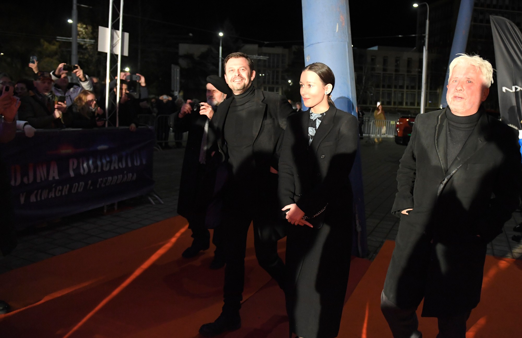 Slávnostná premiéra slovenského filmu Vojna policajtov - zľava herci Alexander Bárta, Anežka Petrová a režisér Rudolf Biermann.