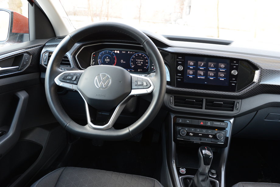 Volkswagen T-Cross ma kokpit dobrze zaprojektowany i łatwy w obsłudze, jak to u Volkswagena.