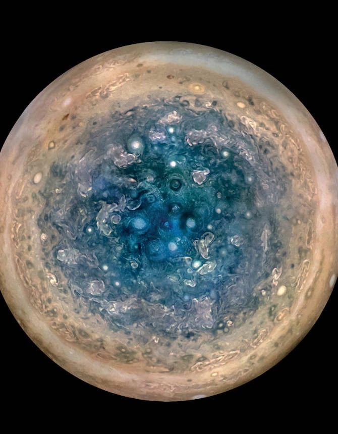 Pole biegunowe planety Jowisz. Juno wykonało zdjęcie z odległości 51,5 tys. km (fot.: NASA)