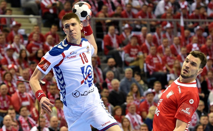 Polak Michał Jurecki (P) i Serb Darko Dukic (L) podczas meczu grupy A mistrzostw Europy piłkarzy ręcznych w Krakowie