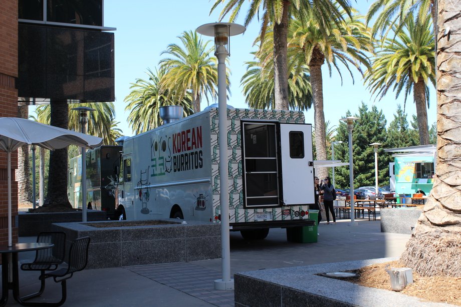 Na terenie Googlepleksu można natknąć się też na foodtrucki. 