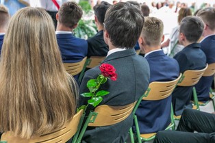 Twoje dziecko nie ma czerwonego paska na świadectwie? Może dostać stypendium! Co miesiąc na konto wpłynie aż 1000 złotych