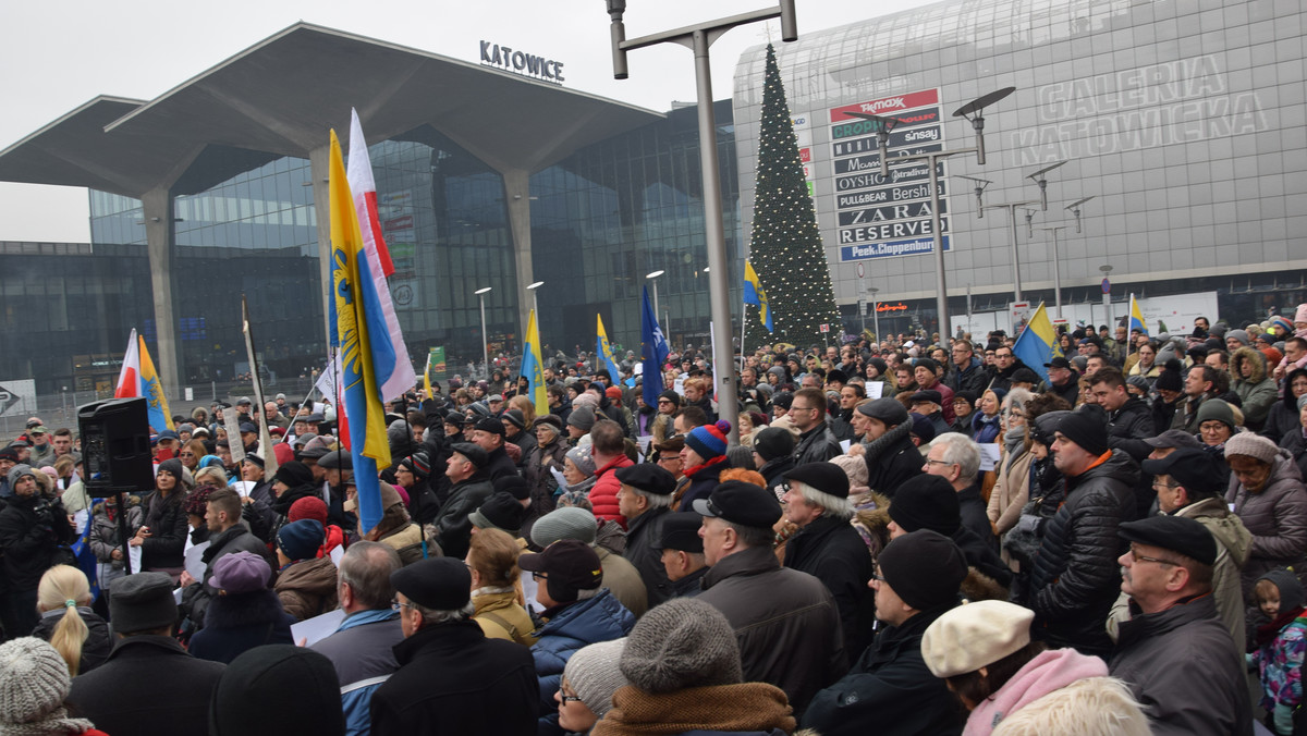 Kilkaset osób protestowało dziś w Katowicach przeciw zmianie nazwy placu Wilhelma Szewczyka na plac Marii i Lecha Kaczyńskich. Arbitralną decyzję w sprawie dekomunizacji placu przy dworcu kolejowym podjął wojewoda śląski.