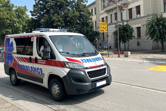 ŽENA SE ZAKUCALA AUTOM U KAFANU! Teška nesreća u Čačku: Prešla u suprotnu traku, sletela s puta, pa uletila među LJUDE