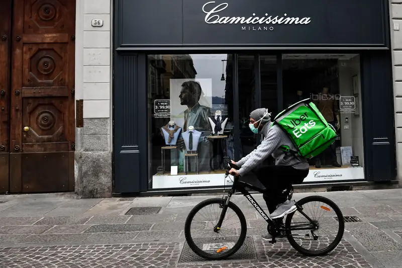 Bezkontaktowa dostawa od Pyszne.pl i Uber Eats na cza kwarantanny, fot. Nicolò Campo / Getty Images