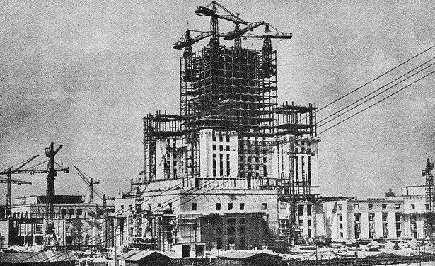 Budowa Pałacu Kultury i Nauki; źródło: Warschau. Poznan. Gdansk. Wroclaw. Stalinogrod, Sondernummer der Wochenschrift "Stolica"/Wydawnictwo "Stolica", Warszawa czerwiec 1954