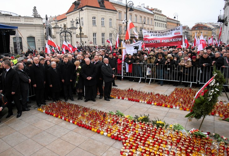 Jarosław Kaczyński podczas apelu poległych o godzinie 8.41 w trzecią rocznicę katastrofy smoleńskiej.