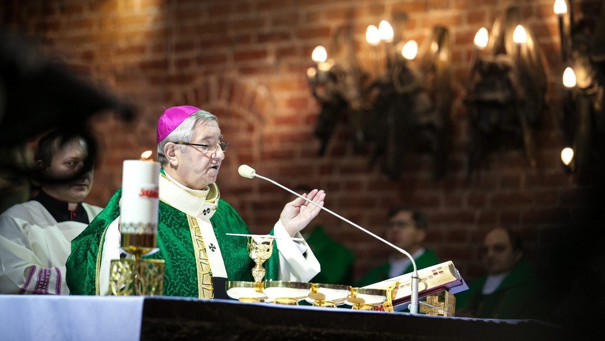 Dzisiaj Kościół wraz z "Solidarnością" woła, by uświęcić niedzielę. Czas najwyższy, żeby niedziela była świętem, a nie bazarem - mówił abp Sławoj Leszek Głódź, który przewodniczył sumie odpustowej ku czci św. Wawrzyńca w Stolcu.