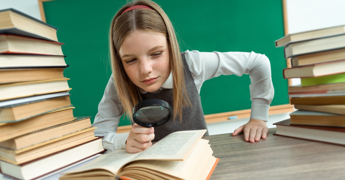 Młodzieżowe Słowo Roku 2025: „Szponcić” triumfuje, a „OKPA” podbija młodych internautów