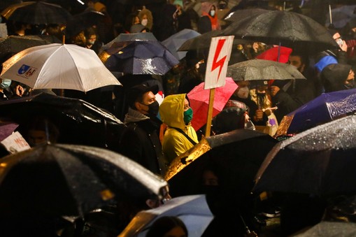 Kolejny dzień protestów po ogłoszeniu decyzji Trybunału Konstytucyjnego podległemu PiS, Kraków, 30 października 2020 r.