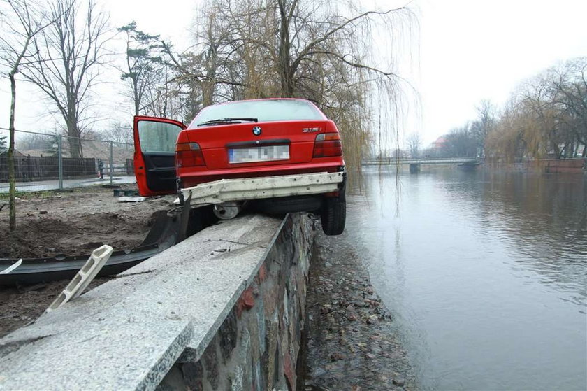 Auto zawisło na barierce. Centymetr i spadłoby do rzeki. FOTY