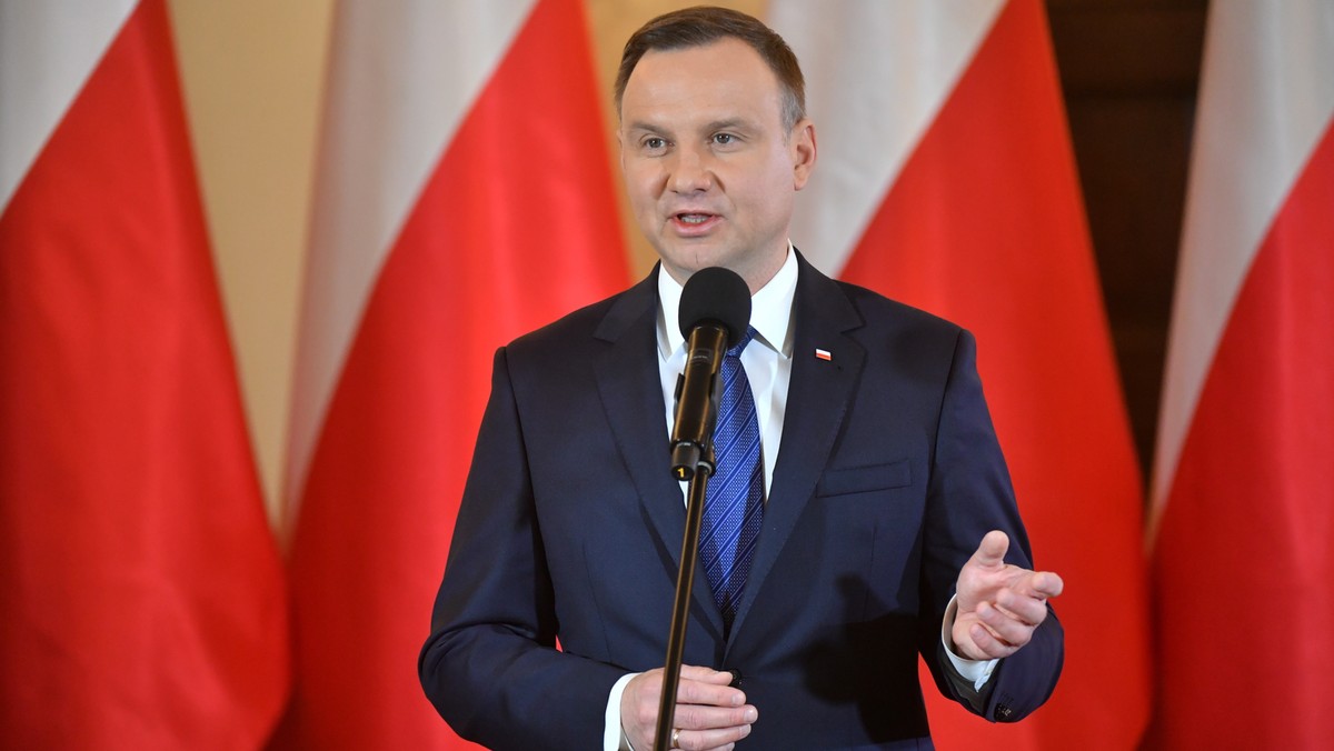 Byłem zdecydowanym przeciwnikiem wprowadzania dwukadencyjności w tych wyborach samorządowych; bardzo się cieszę, że rezygnacja z takiej propozycji została zasygnalizowana - podkreślił prezydent Andrzej Duda.