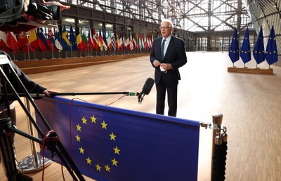 Borrell: UE powinna zaostrzyć politykę wobec Indii, które odsprzedają rosyjską ropę