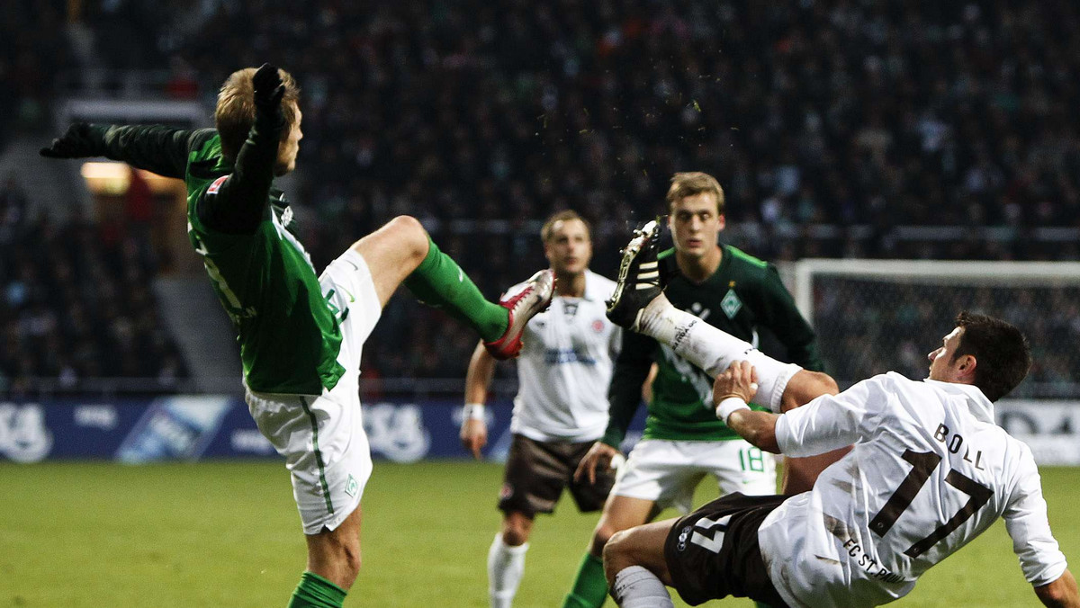 W niedzielnym spotkaniu 14. kolejki niemieckiej Bundesligi pewne zwycięstwo odnieśli piłkarze Werderu Brema, którzy na własnym boisku pokonali St. Pauli 3:0 (2:0).
