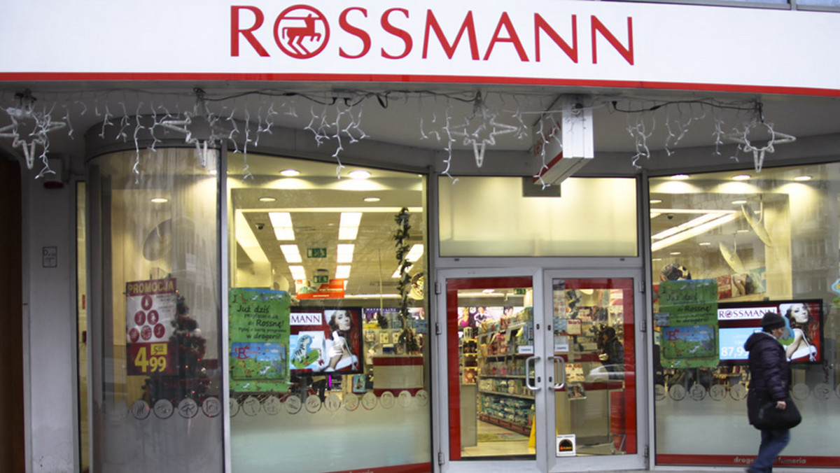 Rossmann często robi atrakcyjne promocje dla swoich klientów. Z okazji Black Friday czyli Czarnego Piątku sieć drogerii przygotowała specjalną ofertę. W tym dniu w Rossmannie zapanuje wielka promocja na perfumy. 1+1 gratis oznacza, że przy zakupie jednego zapachu drugi (tańszy) otrzymujemy za darmo.