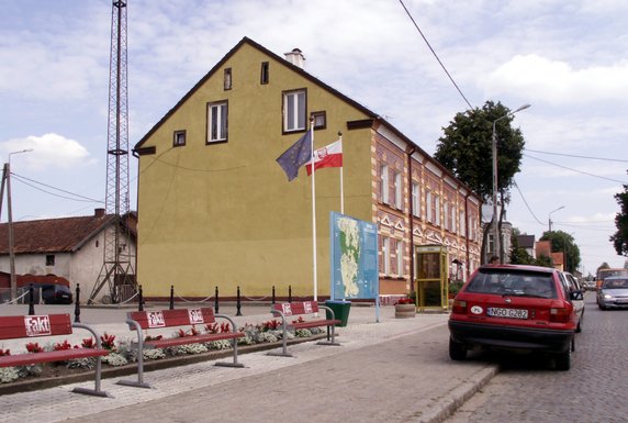 Budynek Urzędu Gminy w Baniach Mazurskich znika pod warstwą styropianu