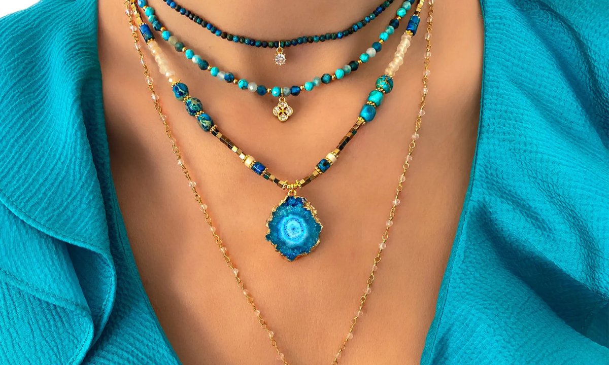 Ten naszyjnik z niebieskimi agatami wygląda jak od najdroższego jubilera! Podkreśli każdy outfit